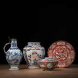 'Imari'-Deckelschale und -Vase, 'Kutani'-Teller und eine 'Arita'-Porzellankanne - Foto 1