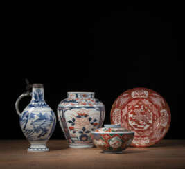 'Imari'-Deckelschale und -Vase, 'Kutani'-Teller und eine 'Arita'-Porzellankanne