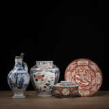 'Imari'-Deckelschale und -Vase, 'Kutani'-Teller und eine 'Arita'-Porzellankanne - photo 2