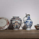 'Imari'-Deckelschale und -Vase, 'Kutani'-Teller und eine 'Arita'-Porzellankanne - photo 3