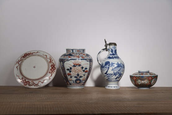 'Imari'-Deckelschale und -Vase, 'Kutani'-Teller und eine 'Arita'-Porzellankanne - photo 3