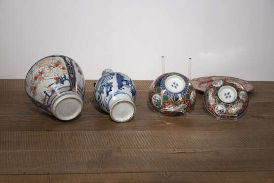 'Imari'-Deckelschale und -Vase, 'Kutani'-Teller und eine 'Arita'-Porzellankanne - Foto 5
