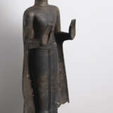 Bronze des stehenden Buddha auf einem Holzstand - Foto 2