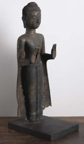 Bronze des stehenden Buddha auf einem Holzstand - Foto 2
