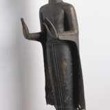 Bronze des stehenden Buddha auf einem Holzstand - Foto 4