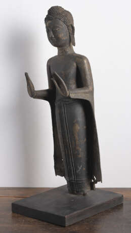 Bronze des stehenden Buddha auf einem Holzstand - Foto 4