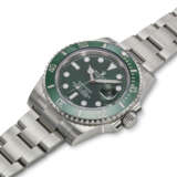 ROLEX, REF. 116610LV, SUBMARINER “HULK,” A STEEL DIVER’S WRISTWATCH WITH DATE AND GREEN DIAL - Foto 2