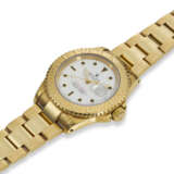 ROLEX, REF. 16628, YACHT-MASTER, AN 18K YELLOW GOLD WRISTWATCH WITH DATE - Foto 2