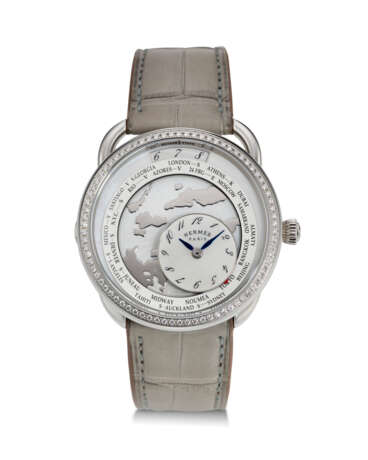 HERMÈS, REF. AR10.530, ARCEAU LE TEMPS VOYAGEUR, A FINE STEEL AND DIAMOND-SET WORLD TIME WRISTWATCH WITH ROTATING MOTHER-OF-PEARL DISPLAY - Foto 1