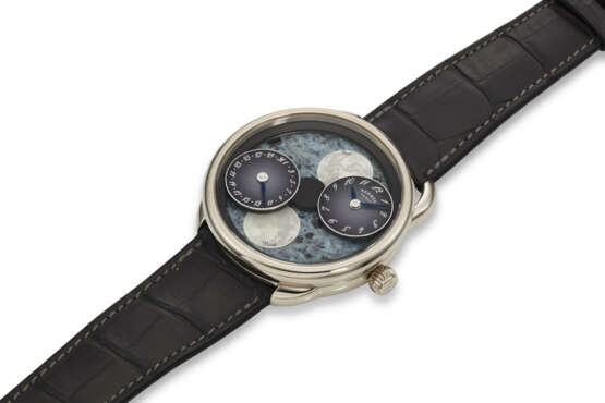 HERMÈS, REF. AR1.890F, ARCEAU L’HEURE DE LA LUNE, A FINE 18K WHITE GOLD WRISTWATCH WITH DUAL MOON PHASES, DATE, AND BLUE MOTHER-OF-PEARL DIAL - Foto 2