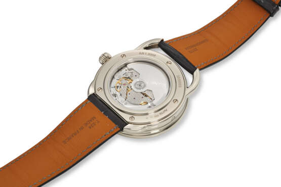 HERMÈS, REF. AR1.890F, ARCEAU L’HEURE DE LA LUNE, A FINE 18K WHITE GOLD WRISTWATCH WITH DUAL MOON PHASES, DATE, AND BLUE MOTHER-OF-PEARL DIAL - Foto 3