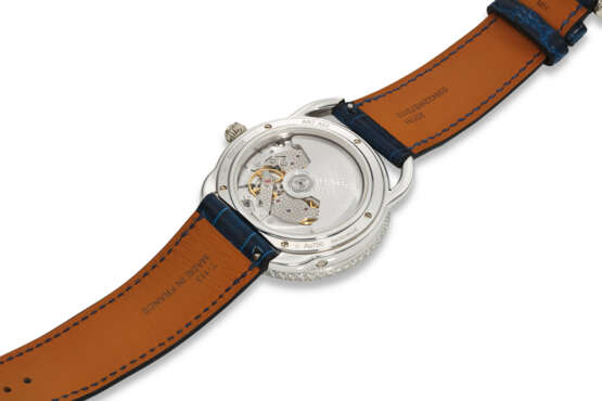 HERMÈS, REF. AR7.A93, ARCEAU PETITE LUNE, A FINE 18K WHITE GOLD, MOTHER-OF-PEARL, DIAMOND, AND SAPPHIRE-SET WRISTWATCH WITH DATE AND MOON PHASES - Foto 3
