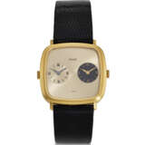 PIAGET, REF. 612773, AN 18K YELLOW GOLD CUSHION-SHAPED DUAL-TIME WRISTWATCH WITH TWO INDEPENDENT MOVEMENTS - Foto 1