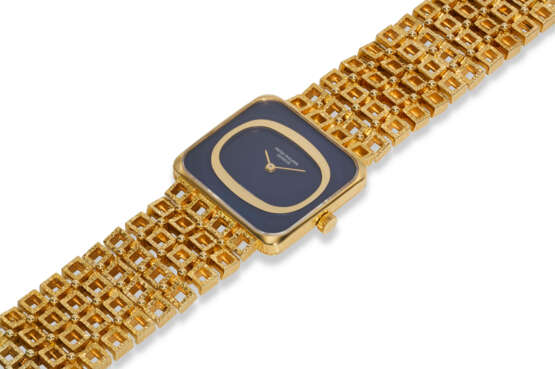 PATEK PHILIPPE, REF. 4183/1J-200, A FINE 18K YELLOW GOLD BRACELET WATCH WITH BLUE DIAL - Foto 2