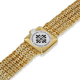 PATEK PHILIPPE, REF. 4183/1J-200, A FINE 18K YELLOW GOLD BRACELET WATCH WITH BLUE DIAL - Foto 3