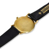 VACHERON CONSTANTIN, REF. 6351, AN 18K YELLOW GOLD WRISTWATCH WITH COIN-EDGE BEZEL - photo 3