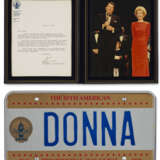 TWO LICENSE PLATES ISSUED TO DONNA SUMMER FOR RONALD REAGAN'S SECOND INAUGURATION WITH A COLOR PHOTOGRAPH OF RONALD AND NANCY REAGAN. - Foto 1