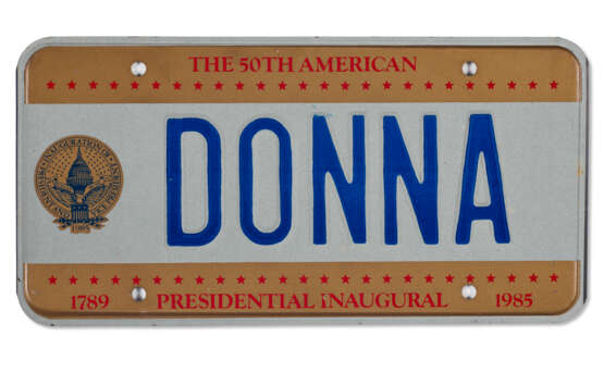TWO LICENSE PLATES ISSUED TO DONNA SUMMER FOR RONALD REAGAN'S SECOND INAUGURATION WITH A COLOR PHOTOGRAPH OF RONALD AND NANCY REAGAN. - Foto 4