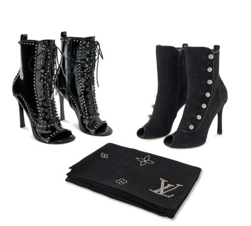 TWO PAIRS OF BLACK PEEP TOE HIGH HEEL ANKLE BOOTS AND A BLACK CASHMERE SCARF - Foto 1