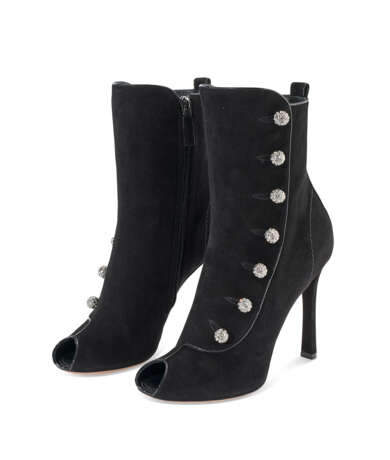 TWO PAIRS OF BLACK PEEP TOE HIGH HEEL ANKLE BOOTS AND A BLACK CASHMERE SCARF - Foto 6