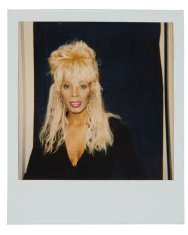 THREE CANDID POLAROID PHTORAPHS OF DONNA SUMMER MODELING WIG USED FOR THE COVER OF HER 1991 LP MISTAKEN IDENTITY - Foto 4