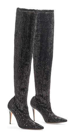 A PAIR OF BLACK SEQUINNED STRETCH THIGH HIGH HIGH HEELED BOOTS - Foto 2