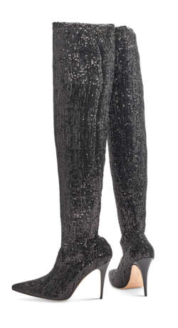 A PAIR OF BLACK SEQUINNED STRETCH THIGH HIGH HIGH HEELED BOOTS - Foto 3