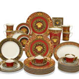 A VERSACE (ROSENTHAL) PORCELAIN PART TABLE SERVICE - Foto 1