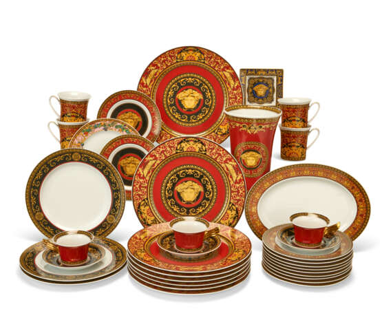 A VERSACE (ROSENTHAL) PORCELAIN PART TABLE SERVICE - Foto 1