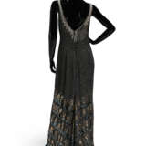 A GREY SILK EVENING DRESS WITH GREY AND GOLD SEQUIN AND IRIDESCENT BEAD DETAILS - Foto 2
