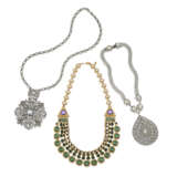 A GROUP OF THREE COSTUME JEWELRY NECKLACES - Foto 1