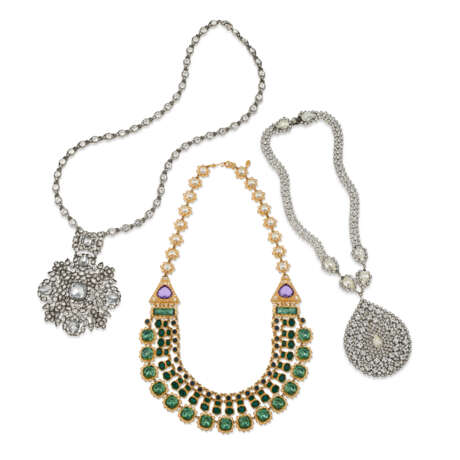 A GROUP OF THREE COSTUME JEWELRY NECKLACES - фото 1