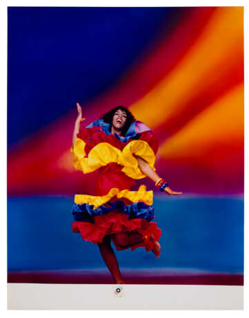 PHOTOGRAPH OF DONNA SUMMER IN A RUFFLED DRESS FOR THE SINGLE, 'STATE OF INDEPENDENCE' (UK IMPORT) - фото 1