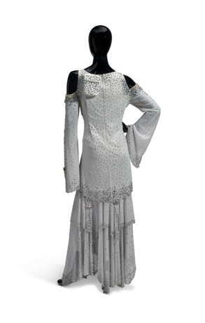 A GREY SILK TWO-PIECE EVENING DRESS WITH SILVER RHINESTONE AND BEAD DETAILS - фото 2