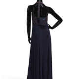 A NAVY BLUE GLITTER PONGEE SILK HALTER TOP EVENING DRESS WITH MULTI-COLORED RHINESTONE DETAILS - Foto 2