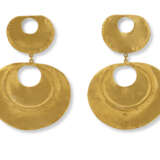 THREE PAIRS OF GOLD-TONE METAL COSTUME JEWELRY EARRINGS - Foto 4