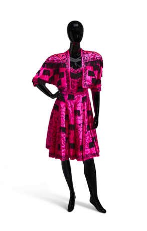 A BLACK EMBROIDERED PINK SILK TAFFETA STRAPLESS COCKTAIL DRESS AND MATCHING BOLERO JACKET WITH BLACK SEQUIN AND FRINGE DETAILS - Foto 1