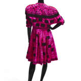 A BLACK EMBROIDERED PINK SILK TAFFETA STRAPLESS COCKTAIL DRESS AND MATCHING BOLERO JACKET WITH BLACK SEQUIN AND FRINGE DETAILS - Foto 2