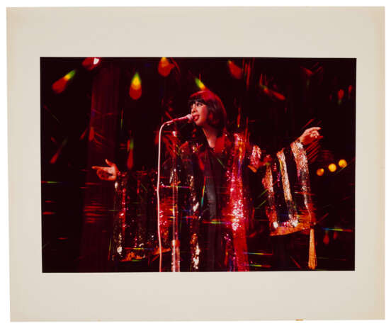 PHOTOGRAPH OF DONNA SUMMER ON STAGE - Foto 1