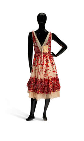 A RED SEQUIN AND PAILLETTE-APPLIED BEIGE TULLE COCKTAIL DRESS - фото 2