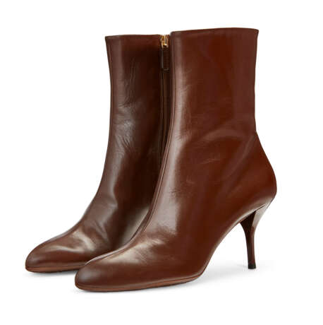 A PAIR OF BROWN LEATHER HEELED ANKLE BOOTS - Foto 1