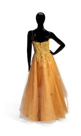 A GOLD LAMÉ AND TULLE COCKTAIL DRESS - Foto 2