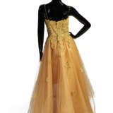 A GOLD LAMÉ AND TULLE COCKTAIL DRESS - photo 2
