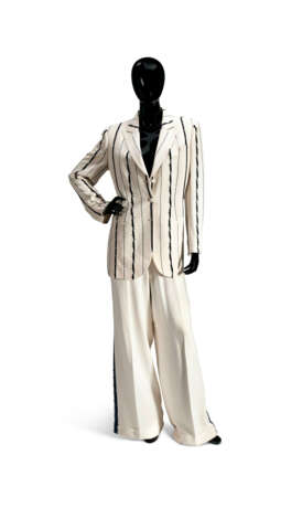 A CREAM PONGEE SILK SUIT JACKET AND TROUSERS WITH BLUE BEAD AND RHINESTONE PINSTRIPES - Foto 1