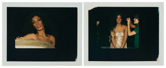 TWO PHOTOGRAPHS OF DONNA SUMMER IN A GOLD DRESS - Foto 1