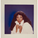 COLOR IMAGE OF DONNA SUMMER IN A WHITE FUR COAT - Foto 1