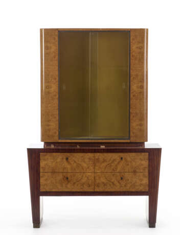 Novecento bar cabinet in briar veneer, upper part with two glass doors, lower part with four drawers. Italy, 1930s. (124x184x41.5 cm.) (defects and losses) - Foto 1