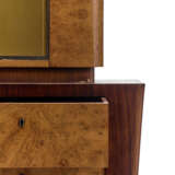 Novecento bar cabinet in briar veneer, upper part with two glass doors, lower part with four drawers. Italy, 1930s. (124x184x41.5 cm.) (defects and losses) - Foto 2