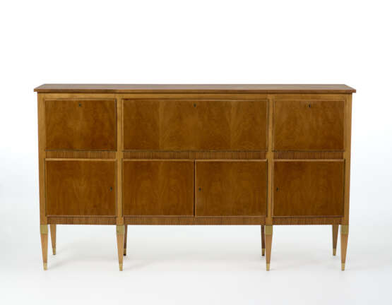 Sideboard with three folding doors and four doors in solid wood and veneered. Gaskets and brass feet. Execution by S.A.F.F.A. Milan, 1950s. (200x117x47 cm.) (slight defects and restoration) | | Provenance | Private collection, Milano - photo 1