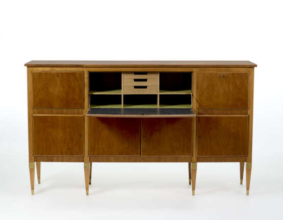 Sideboard with three folding doors and four doors in solid wood and veneered. Gaskets and brass feet. Execution by S.A.F.F.A. Milan, 1950s. (200x117x47 cm.) (slight defects and restoration) | | Provenance | Private collection, Milano - photo 2